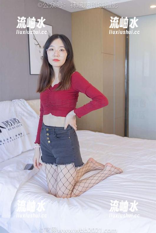 BoBoSocks袜啵啵-小甜豆 BoBoSocks袜啵啵 - 当小甜豆拿起黑色指甲油,手脚各一抹,美女与指甲的对话——趣味花絮图片!