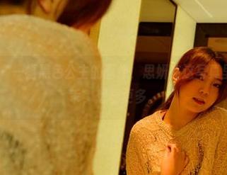 PANS摄影 – 一幅黑色公主的画像，思妍在这写真里显得有点不乖，想看更多。