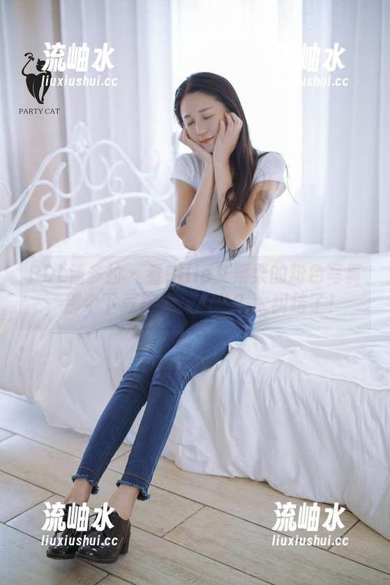 PDL潘多拉-Ellie艾栗栗 PDL潘多拉 - 看Ellie艾栗栗的粉色写真,那个下载按钮在哪儿?太纠结了!