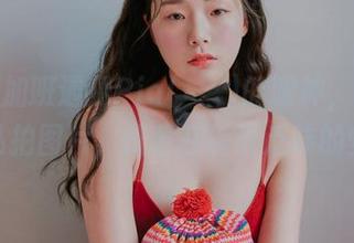 当护理加班遇见Pia(피아)的眼神，那张淡淡的私拍图片，恍若在诉说乏味的安静。