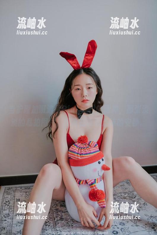 当护理加班遇见Pia(피아)的眼神，那张淡淡的私拍图片，恍若在诉说乏味的安静。