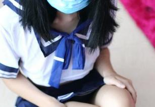 钟情ROSI的嫩学妹制服，图片里的千千万万种可能性，令人疑惑又心醉。
