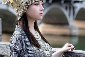 Xiuren秀人网 – 白裙与小逗逗：原图背后那些“无圣光”的小心思