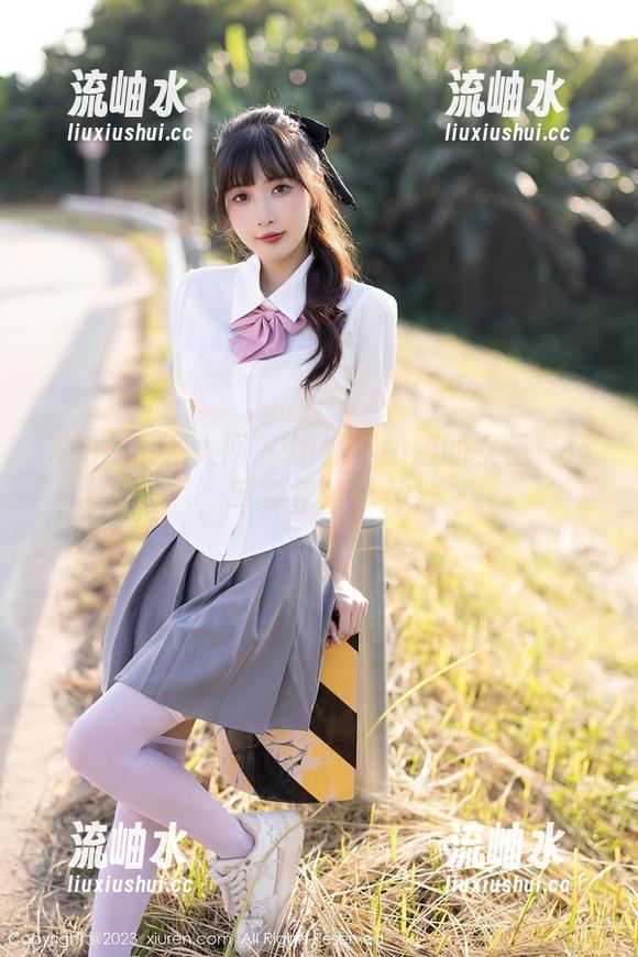 Xiuren秀人网-柚柚小奶瓶 Xiuren秀人网 - 柚柚小奶瓶的女王气场:写真里的掌控欲
