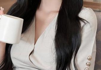 Xiuren秀人网 – 美图中的艾希儿，黑丝与众不同，腿部特写非得让我多看几眼。