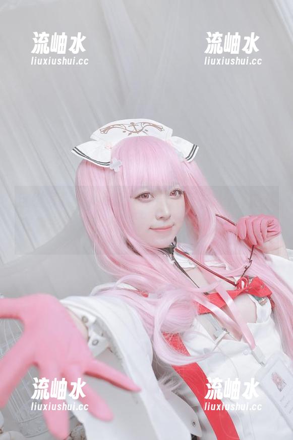 这组写真里，asagiriai(爱ちゃん)的泳衣色彩让人停不下来，真想直接跳进水里。