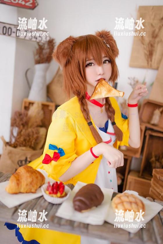 高清校服写真集：sally多啦雪那一瞬不经意的眼神