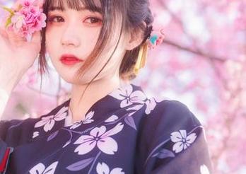 体育课后的闲散时光，高清校园写真里“兔子Zzz不吃胡萝卜”的举动，也太真实了吧