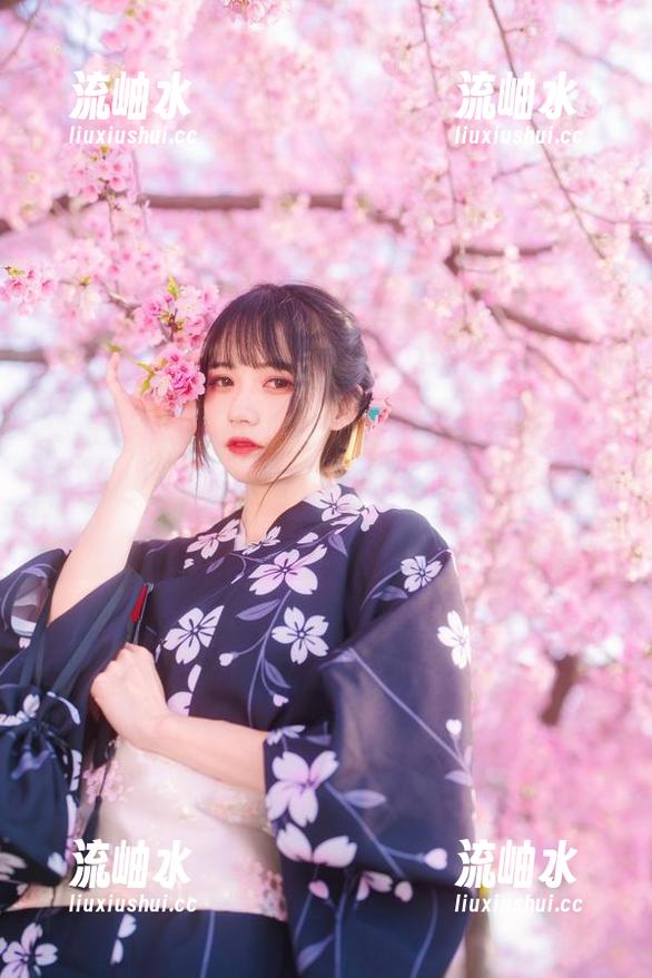 兔子Zzz不吃胡萝卜 体育课后的闲散时光,高清校园写真里“兔子Zzz不吃胡萝卜”的举动,也太真实了吧