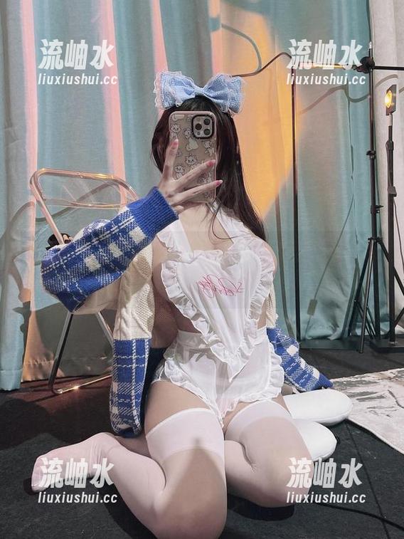 兔宝妮to 微密圈 - 兔宝妮to的写真:一套套图超级萌的奶牛造型,能把人萌得不要不要的。