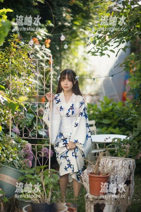 翻开六味帝皇酱的樱花女友写真，看不见的那个‘她’