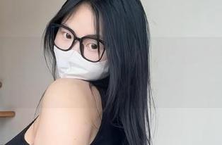 微密圈 – 最新更新！可爱的肉巴的灰丝照片，这角度真让人眼前一亮？