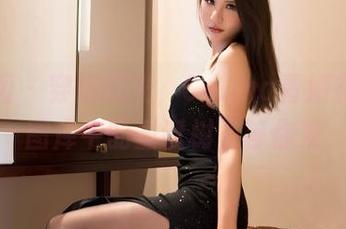 嗲囡囡 – 穿越时光，Celina青妍在高清图库中的圣诞树下等你来