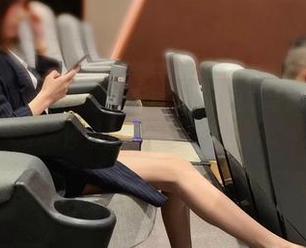 微密圈 – 套图来了！小仙女ELaine居家写真，带你发现沙发上的隐藏魅力。