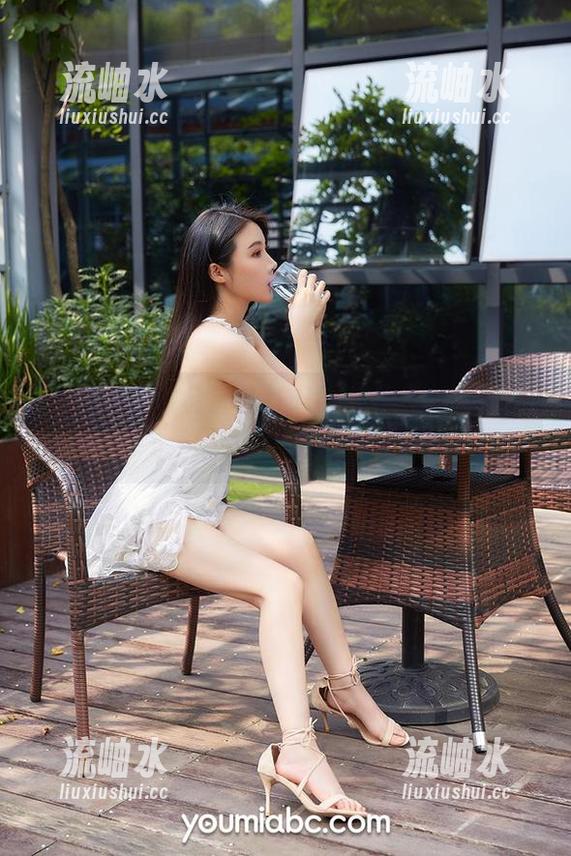 尤蜜荟-黄金宝儿 尤蜜荟 - 黄金宝儿打卡纯白:狠狠抓住了我的视线,原图一看,差点重复观看!