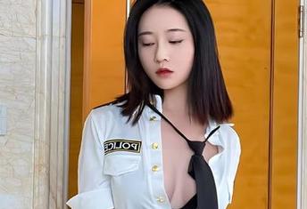 年年Nnian这吊带图包，真是有种让人无法呼吸的魔力。