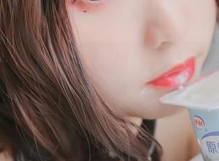 图包里的是青水：红裙照片，不是你想的那样
