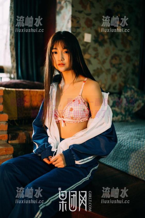 果团网-莫雅琪 果团网 - 天台上,莫雅琪一番秀,图库资源都快跟不上她的节奏了!