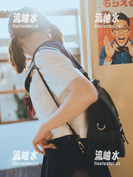 河豚抚子 我还没决定要不要看河豚抚子的温泉私拍,但心里已经在忐忑了。