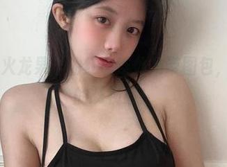 微密圈 – 火龙果羊的红色连体吊带图包，有种荧光的既视感！