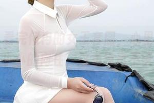 爱丝 – 看完何冉的女王套图，心里竟有一丝小小的向往，这角色真不错！