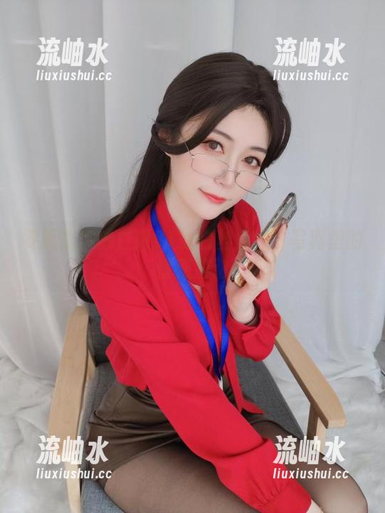 白银81 零距离接触白银81的白丝兔兔:写真里的情感流动
