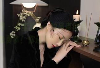 秀人网 – 小蛮腰lvy的吊带图包，等你来免费拿！你还在等啥？快来啊！