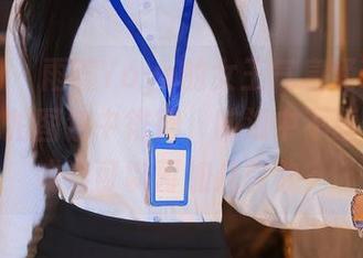 秀人网 – 雨瞳Yoyo的女王气息涌现，在她的私拍图包中徘徊，脑海中不断转圈，或者可以再加几首歌？
