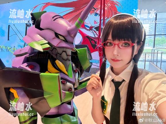 秋山AkI的mirror彩云——她敢问，谁来给这份写真打个分？