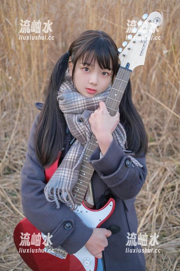 稚乖画册 - 赤西夜夜最新写真：竟泳无惧，水花四溅