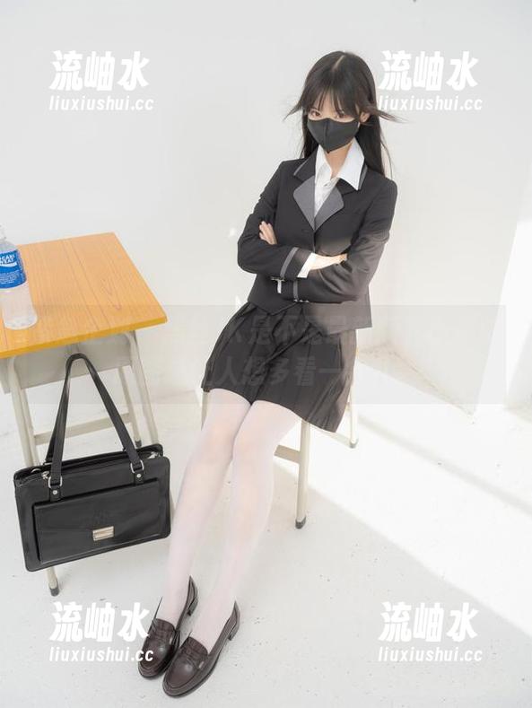 紧急企划 - 黑丝JK是不是最新版？小恩的原图总让人想多看一会儿。