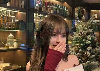 芊芊酱w白色写真：一份分享，装载着多少心思，或许是一种无奈吧。