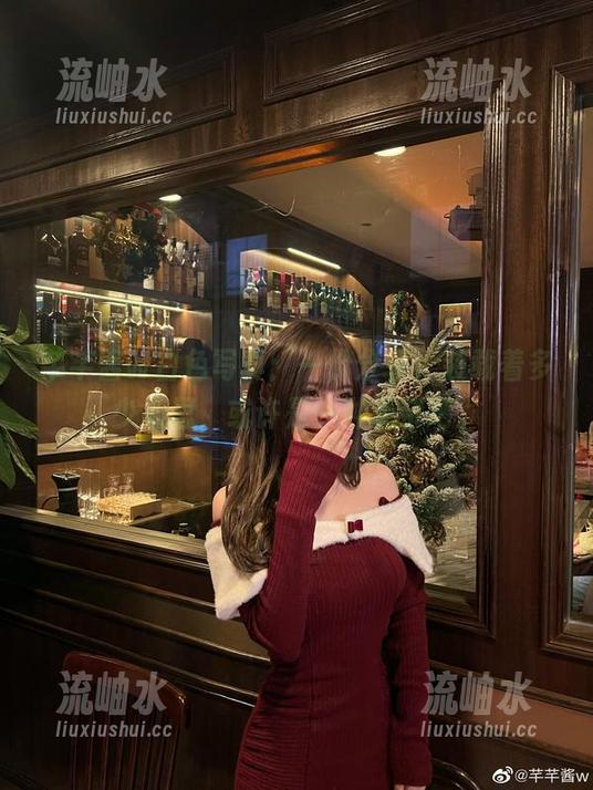 芊芊酱w白色写真：一份分享，装载着多少心思，或许是一种无奈吧。