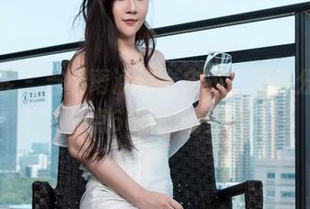 青豆客 – 当张雨涵穿上皮衣，图库分享出点666的感觉