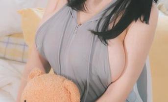 520限定这张图片里面，韶陌陌的眼神好像在说‘多看几眼还不错’。