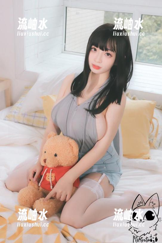520限定这张图片里面，韶陌陌的眼神好像在说‘多看几眼还不错’。