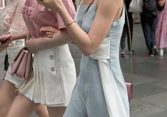 魔镜街拍 – 包臀灰裙与薄丝的图集精选——你好，婷婷的休闲时光！