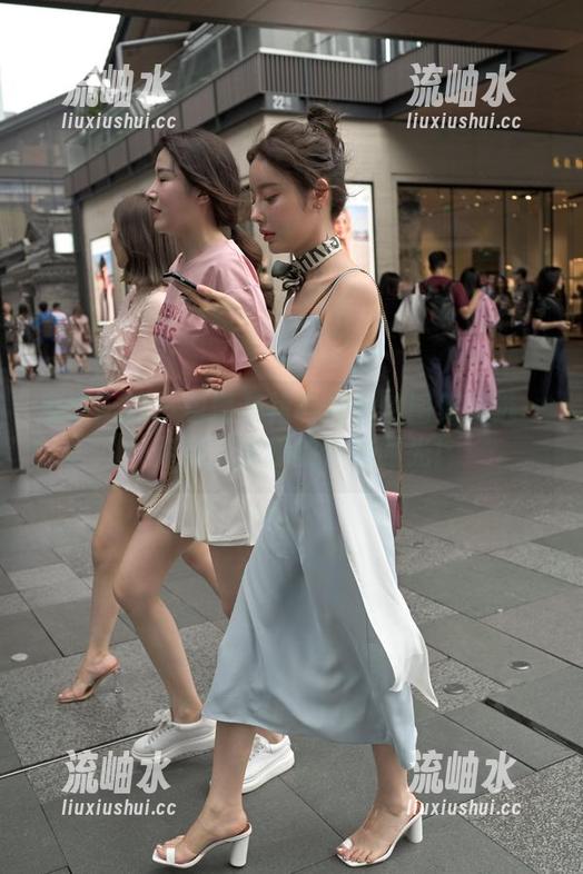 魔镜街拍-婷婷 魔镜街拍 - 包臀灰裙与薄丝的图集精选——你好,婷婷的休闲时光!