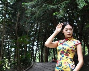 魔镜街拍 – 网盘里的婷婷，白色吊带裙和黑丝搭配得恰到好处，想下载一试？