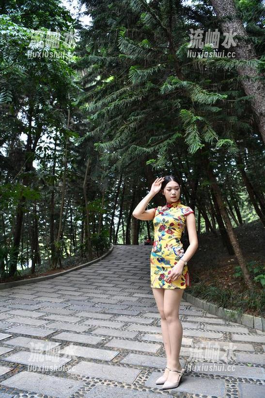 魔镜街拍-婷婷 魔镜街拍 - 网盘里的婷婷,白色吊带裙和黑丝搭配得恰到好处,想下载一试?