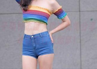 一双鞋子两种态度，魔镜街拍分享高跟运动鞋的日常趣事！